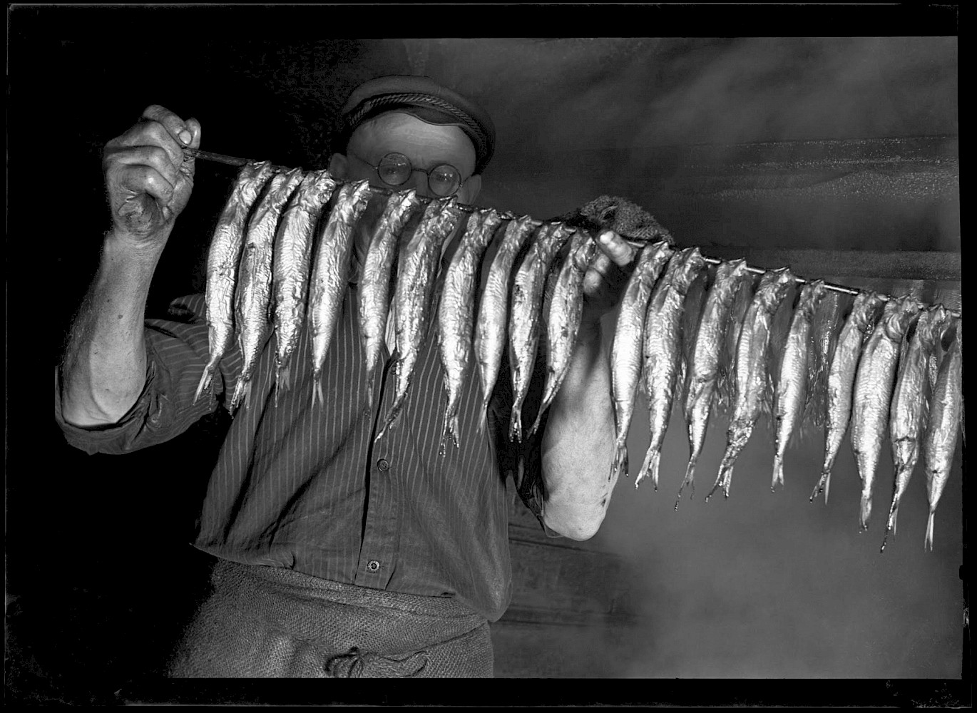 Fide Struck (1901–1985), <em>Arbeiter in einer Fischräucherei, Altona,</em> ca. 1931. Glass negative 7 x 9.2 cm. (c) bpk / Fide Struck