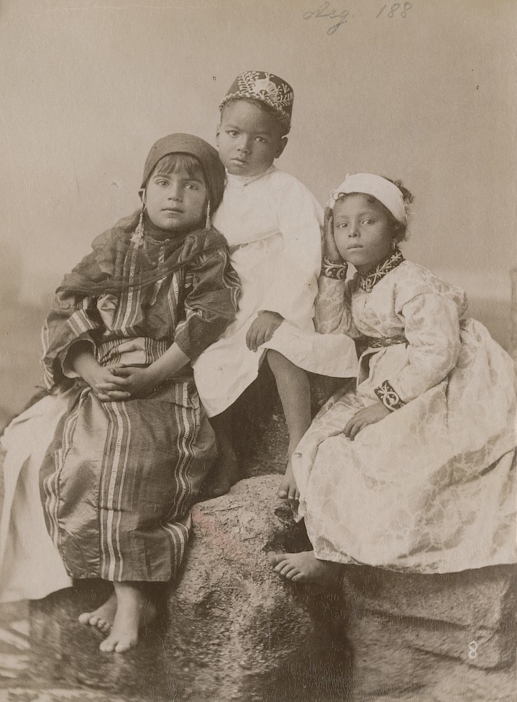 Photographer unknown. A group of children from Egypt. Date unknown. MARKK Photo Archive. Courtesy of the MARKK